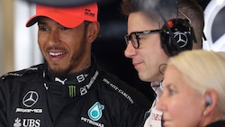 Lewis Hamilton (li.) und Peter Bonnington - ein eingeschworenes Team (Bild: APA/AFP/KARIM SAHIB)