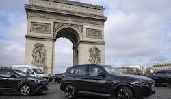 Trend der Zukunft? In Paris müssen SUV-Lenker fürs Parken jetzt mehr bezahlen. (Bild: Michel Euler)