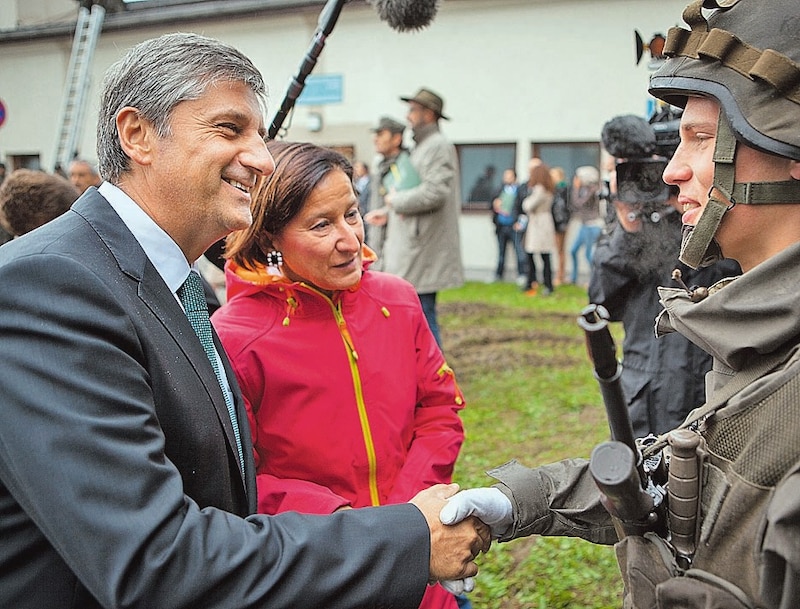 Mit Vizekanzler Michael Spindelegger absolvierte die Innenministerin Mikl-Leitner 2012 auch eine Angelobung. (Bild: zVg)