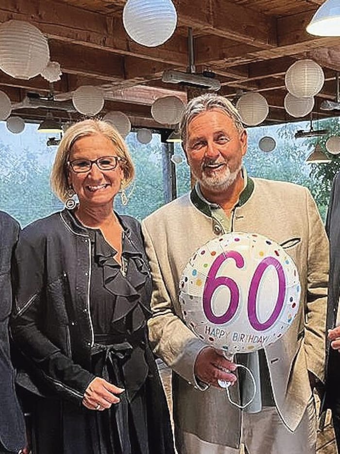 Feierliche „Revanche“: 2022 gratulierte Mikl-Leitner noch „Krone“-Redakteur Christoph Matzl zu dessen 60er.