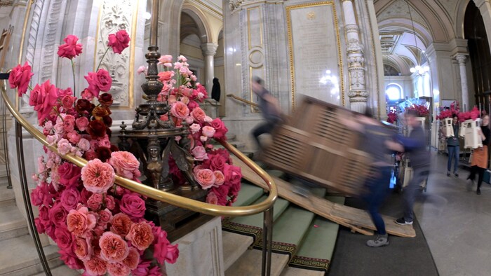 In der Staatsoper ist der Aufbau für den Opernball in vollem Gange.