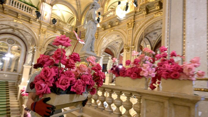 Auch der Blumenschmuck wird schon in die Oper gebracht.