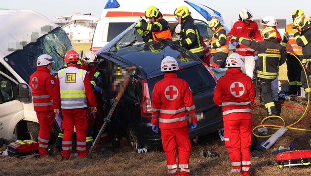 Vyprošťování jedné z obětí údajně trvalo více než dvě hodiny. (Bild: laumat.at, Krone KREATIV)