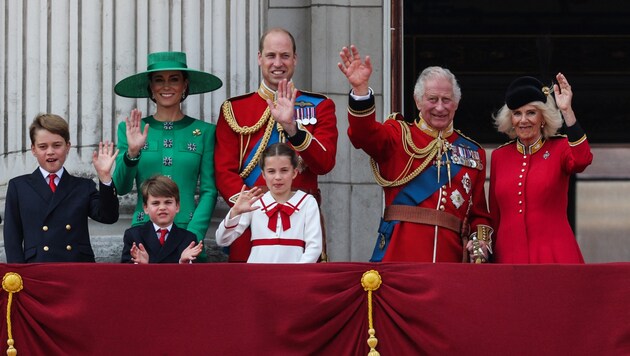 Bu yıl böyle bir tablo olmayacak: Kral Charles doğum günü geçit törenine katılacak olsa da Prenses Kate törende yer almayacak. (Bild: APA/AFP/Adrian DENNIS)