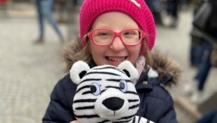 Bei Ella wurde 2018 KAT6 diagnostiziert. In ihrer Hand hält sie das Symbol- und Kuscheltier, den putzigen „Zebären“. (Bild: zVg)