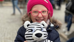 Bei Ella wurde 2018 KAT6 diagnostiziert. In ihrer Hand hält sie das Symbol- und Kuscheltier, den putzigen „Zebären“. (Bild: zVg)
