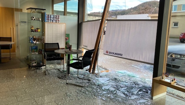 Szklana fasada banku została całkowicie zniszczona. (Bild: Landespolizeidirektion Vorarlberg )