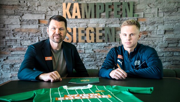 Rapid-Neuzugang Isak Jansson (re.) mit Geschäftsführer Sport Markus Katzer (Bild: SK Rapid)