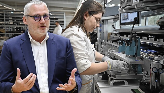 Jörg Theis führt den zum ABB-Konzern gehörenden Automationsspezialisten B&R in Eggelsberg. Die Zwei-Tage-Woche brachte dem Unternehmen im Vorjahr eine Bewerberflut ein. (Bild: Markus Wenzel, Krone KREATIV)