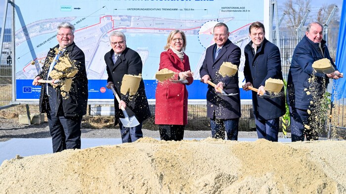 Harald Kronsteiner (Linz AG), Stadtchef Klaus Luger, Ministerin Leonore Gewessler, LH Thomas ...