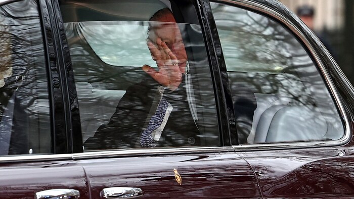 König Charles III. winkt den Menschen am Straßenrand zu.