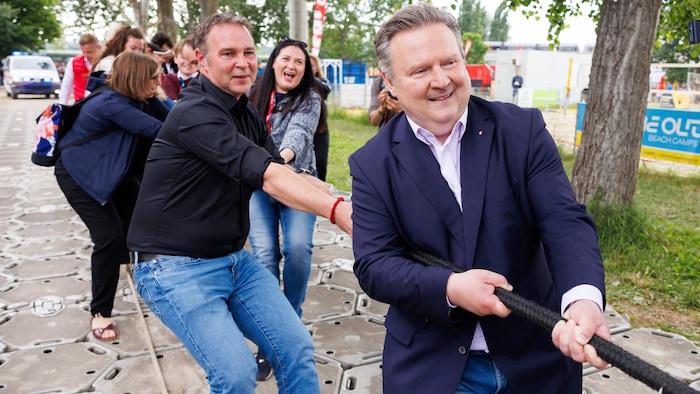 Babler and Ludwig are pulling together in this archive photo.