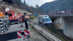 Der Lenker wurde verletzt, konnte sich aber selbst befreien (Bild: Feuerwehr Taxenbach)