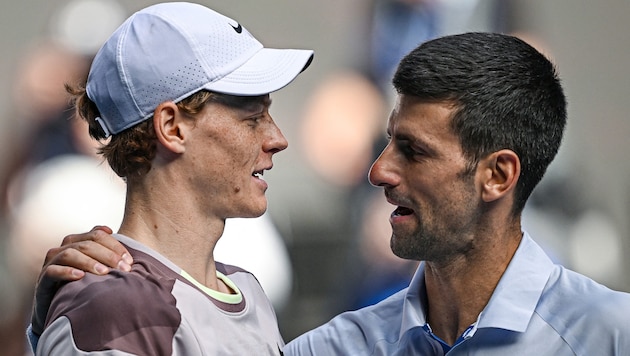Novak Djokovic (rechts) und Jannik Sinner (Bild: APA/AFP/Lillian SUWANRUMPHA)