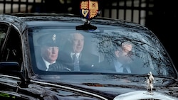König Charles am Dienstagabend (Bild: AP)