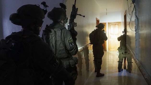 Izraelscy żołnierze nadal działają w Strefie Gazy, aby uwolnić zakładników. (Bild: APA/AFP/Israeli Army)