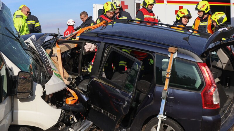 Die beiden Fahrzeuge hatten sich beim Zusammenprall ineinander verkeilt (Bild: laumat)