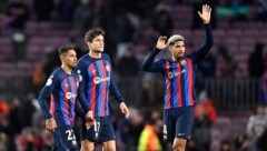 Raphinha (links), Marcos Alonso (mitte) und Ronald Araujo könnten Barca verlassen.  (Bild: APA/AFP/Pau BARRENA)