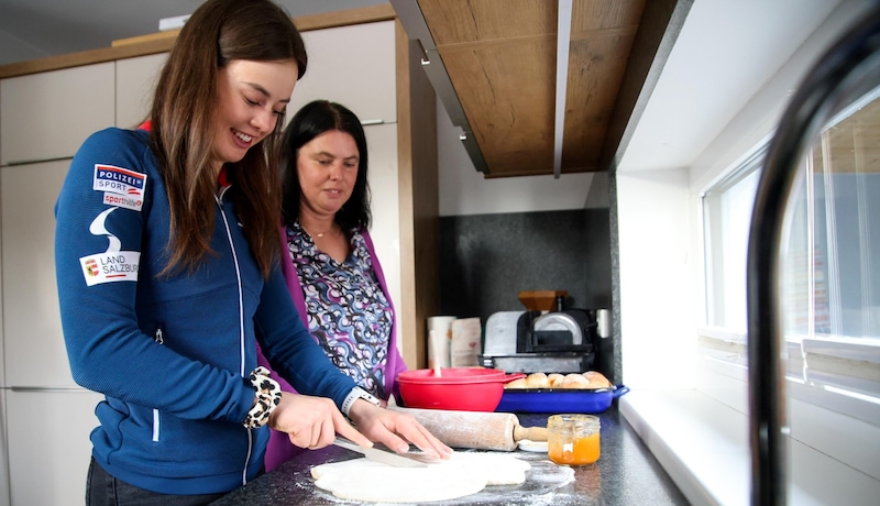 Hobby-Köchin Anna Andexer (li.) mit Mama Johanna. (Bild: Tröster Andreas)