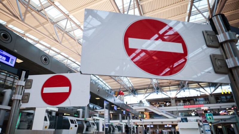 Stranded travelers cannot expect any help at the airport. (Bild: APA/dpa/Christian Charisius)