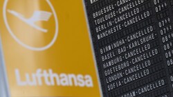Hunderte Lufthansa-Flüge fallen am Mittwoch aus. Auch Verbindungen nach Österreich sind betroffen. (Bild: APA/dpa/Boris Roessler)