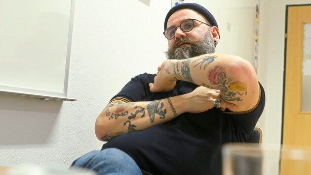 Mit seinen zahlreichen Tattoos ähnelt Jonathan Werner eher einem Häftling als einem Seelsorger. (Bild: Reinhard Holl)