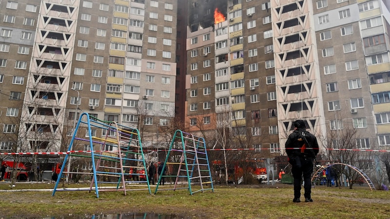 Aus dem brennenden Wohnhaus konnte noch eine Schwangere gerettet werden. (Bild: AFP)