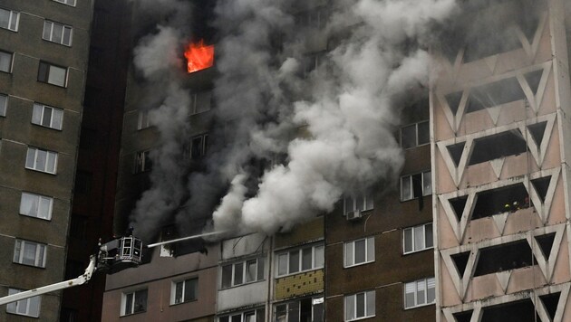 In der Ukraine wurde unter anderem ein Wohnhaus in Kiew angegriffen, die Feuerwehr musste daraufhin den Brand löschen. (Bild: AFP)