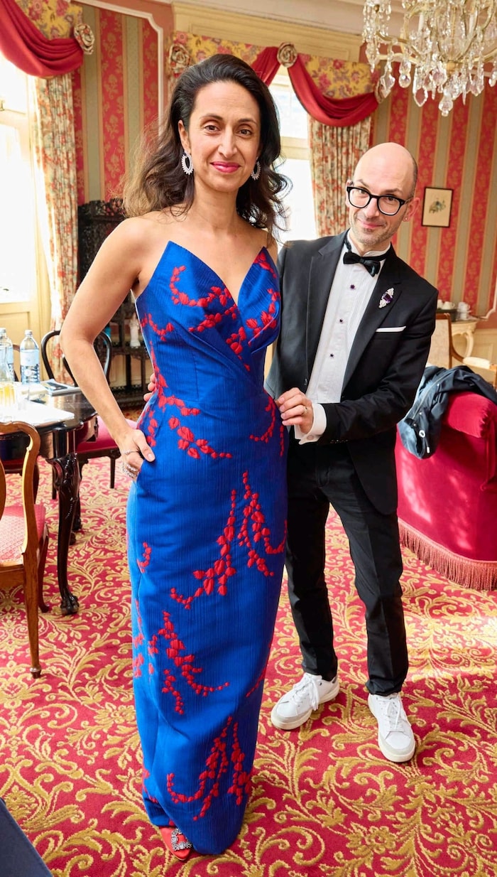 Designer Christian Seibold fixiert noch letzte Details am Kleid von Eventplanerin Maryam Yeganehfar.