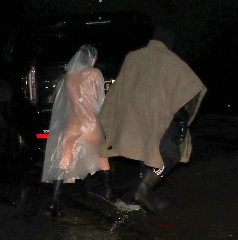 Here, Censori wore nothing under her sheer raincoat. (Bild: www.viennareport.at)