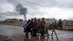 Palästinenser fliehen Ende Jänner aus Khan Younis - auch aktuell toben heftige Kämpfe in der Stadt im südlichen Gazastreifen. (Bild: Associated Press)