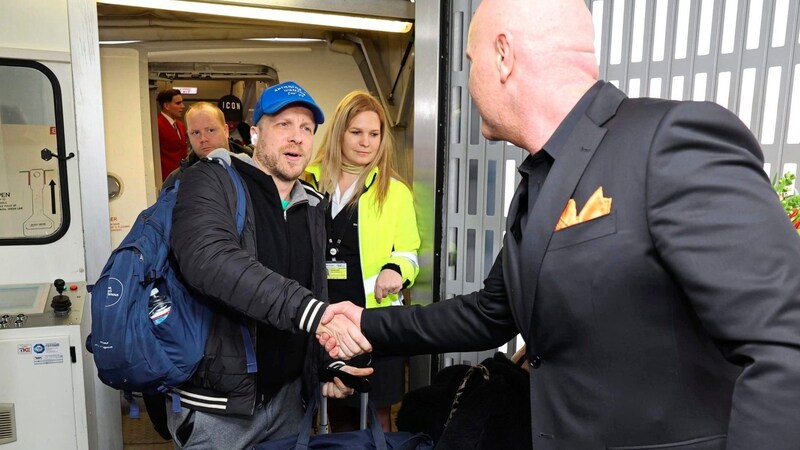 Händeschütteln: Oliver Pocher freut sich über den Kurzbesuch in Wien. (Bild: Starpix/ Alexander TUMA)