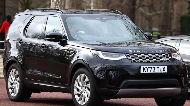 Prinz Harry wurde am Dienstag gesichtet, als er in einem Auto mit verdunkelten Scheiben auf das Gelände von Clarence House, dem Wohnsitz von Charles und Camilla in London, gefahren wurde. (Bild: APA/AFP/HENRY NICHOLLS)