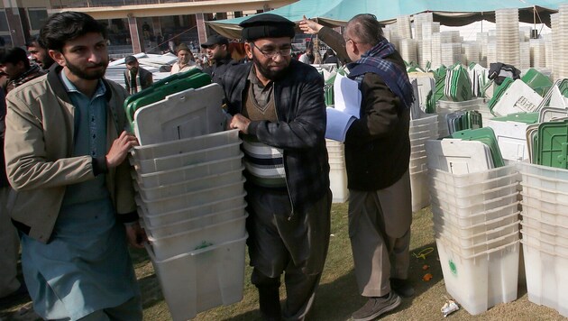 Pakistan'da Perşembe günü yapılacak parlamento seçimleri için hazırlıklar (Bild: AP)