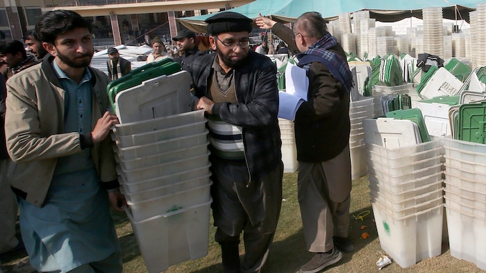 Pakistan'da Perşembe günü yeni bir parlamento seçilecek.
