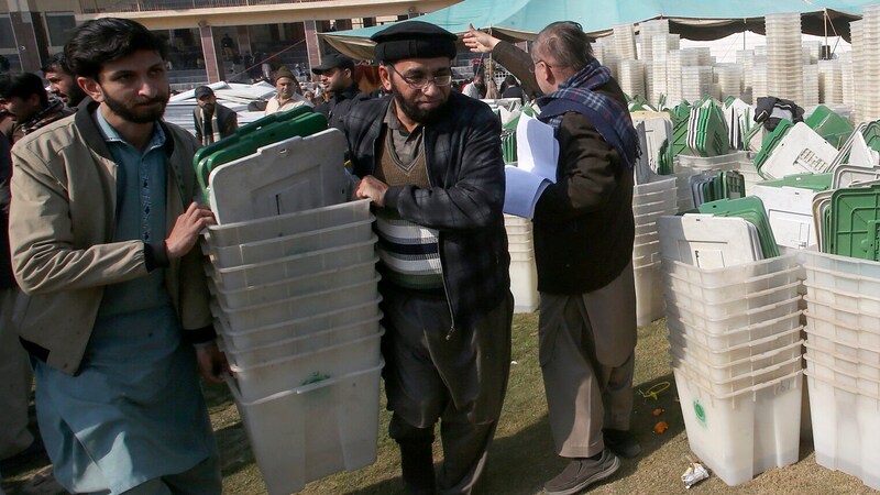 A new parliament will be elected in Pakistan on Thursday. (Bild: AP)