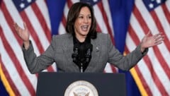 Kamala Harris genießt besonders bei Frauen und Hispanics Beliebtheit. (Bild: Morry Gash / AP / picturedesk.com)