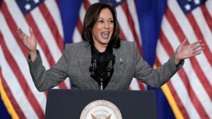 Kamala Harris genießt besonders bei Frauen und Hispanics Beliebtheit. (Bild: Morry Gash / AP / picturedesk.com)