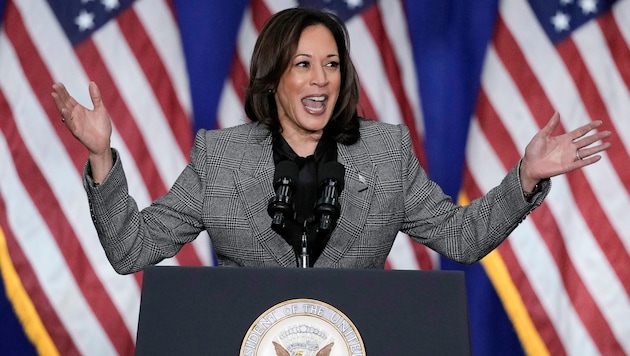 Kamala Harris genießt besonders bei Frauen und Hispanics Beliebtheit. (Bild: Morry Gash / AP / picturedesk.com)