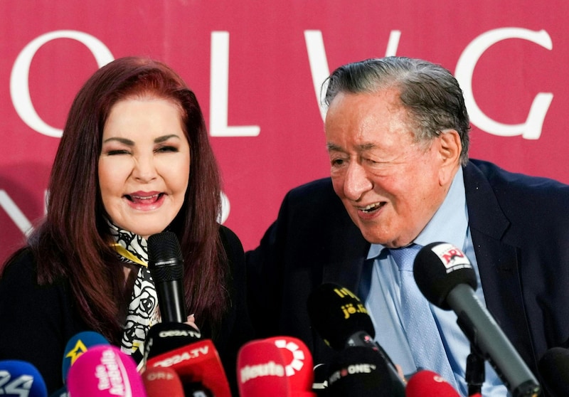 Die zwei verstehen sich: Priscilla Presley und Richard Lugner bei der Pressekonferenz in Wien (Bild: APA/EVA MANHART)