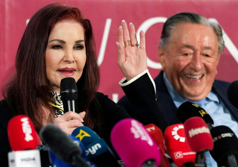 Priscilla Presley ist vom „Schmäh“ von Richard Lugner begeistert  (Bild: APA/EVA MANHART)