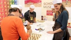 Am Valentinstag eigene Pralinen im Schokomuseum herstellen.