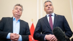 Werner Kogler und Karl Nehammer: Die Grünen und die ÖVP einigten sich auf eine neue Sicherheitsstrategie. Diese beinhaltet auch den Umgang mit Russland – und ist nicht unumstritten.  (Bild: APA/GEORG HOCHMUTH)