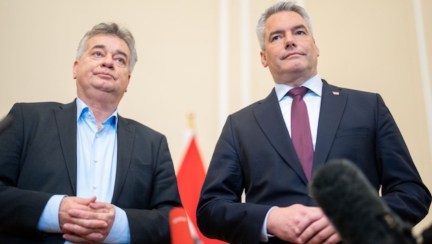 Karl Nehammer szövetségi kancellár (jobbra) és alkancellárja, Werner Kogler a rendes választási időpontig akarnak tovább dolgozni. (Bild: APA/GEORG HOCHMUTH)