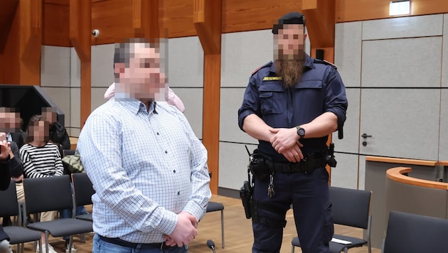 A vádlott pólus a tárgyaláson az innsbrucki esküdtszék tárgyalótermében (Bild: Christof Birbaumer, Krone KREATIV)