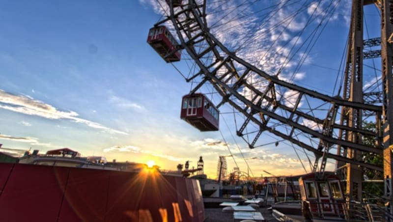 Bei einem Glas Sekt zu zweit den Ausblick über Wien genießen. (Bild: https://wienerriesenrad.com)