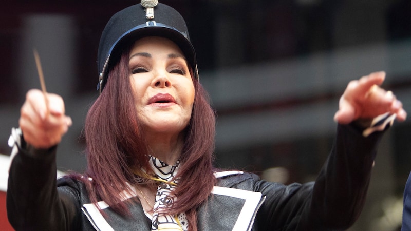 Priscilla Presley schwang bei der Autogrammstunde den Taktstock. (Bild: APA/AFP/Alex HALADA)