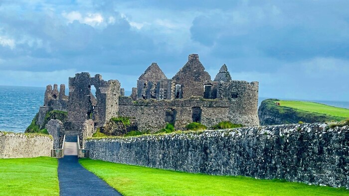 Die imposante Burgruine Dunluce Castle an der Causeway Coast 
