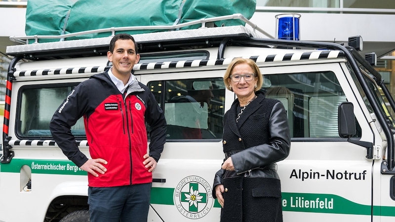 Dank für den Einsatz: Landeshauptfrau Mikl-Leitner mit Bergrettungschef Cernsusca. (Bild: Gerhard Pfeffer)