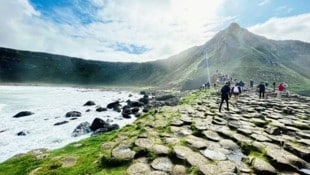 Magisches Naturphänomen: Wie Puzzlesteine reihen sich die Basaltsäulen am Giant’s Causeway aneinander. (Bild: Diana Krulei)